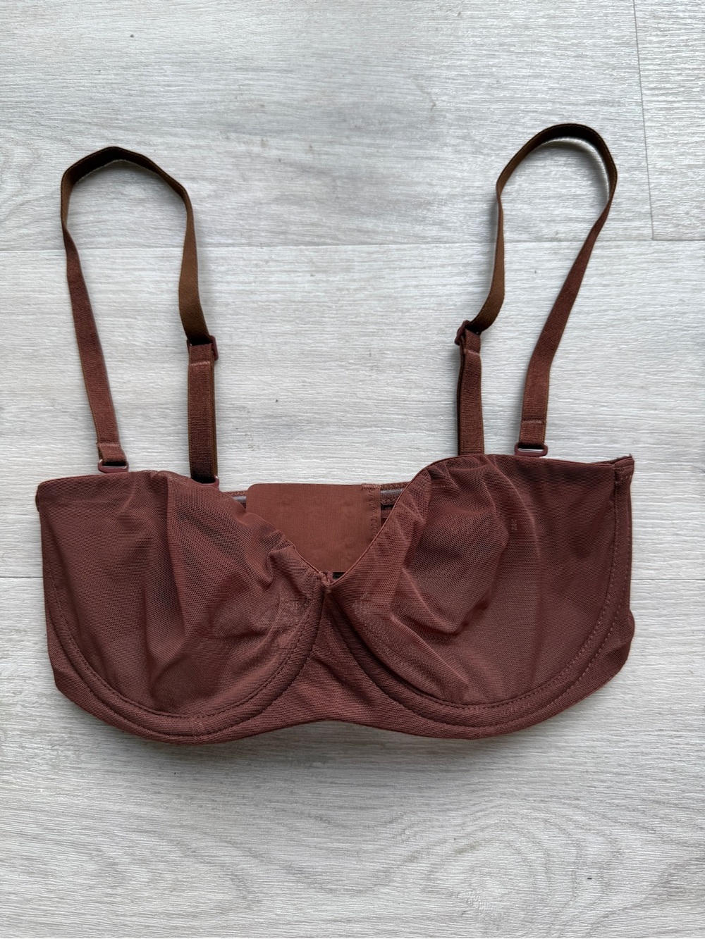 SKIMS ULTRA FINE MESH STRAPLESS BRA MAHOGANY 30C